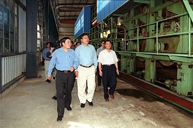 2000年9月19日，时任浙江省委书记张德江一行视察公司