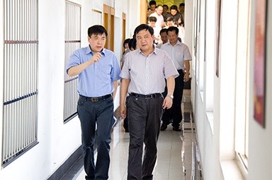 2012年7月5日，时任黄冈市委书记李卫宁一行调研公司党建工作