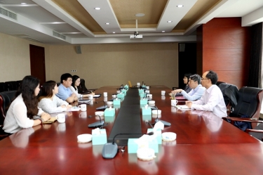 平湖市关工委主任邱其良莅临888集团电子游戏纸业调研下一代工作