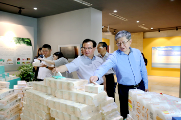2019年 5月22日，时任浙江省社会组织综合党委专职副书记、省民政厅社会组织治理局局长蔡国华莅临888集团电子游戏纸业调研企业发展情况和党建工作